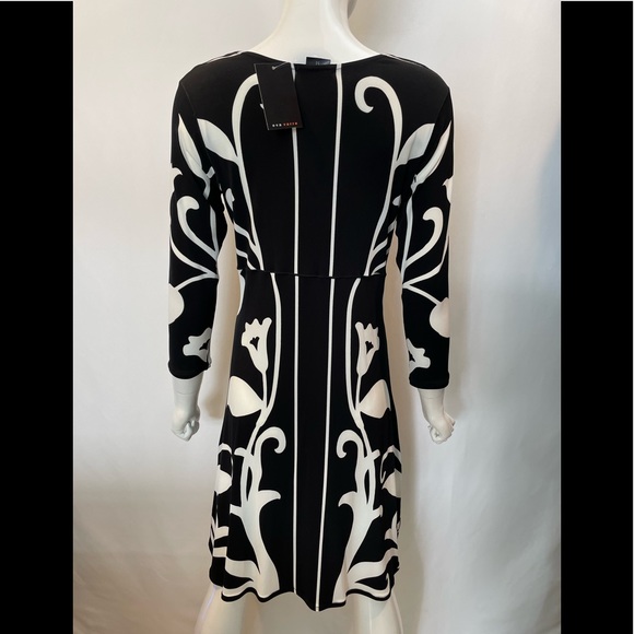 EVA VARRO 3/4 SLEEVES “ V “ TWIST DRESS-TULIPS - Picture 2 of 3